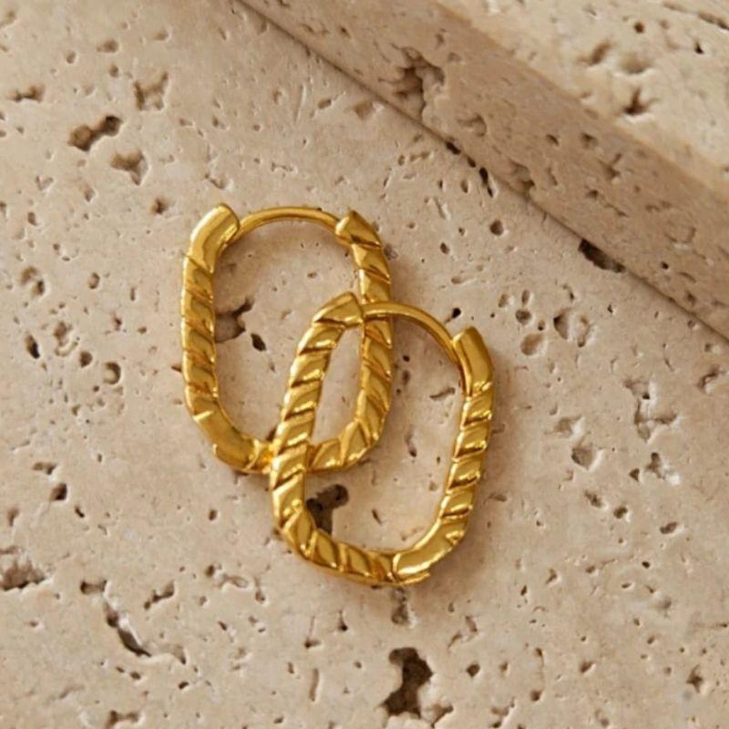 Brinco Argola Retangular Riscada Média