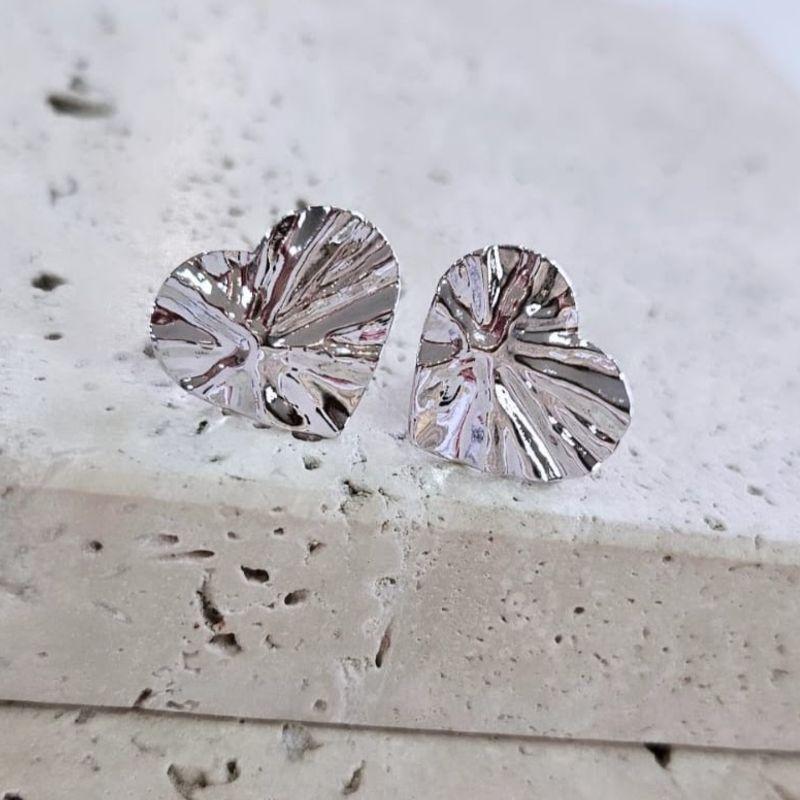 Brinco Coração Martelado Mini