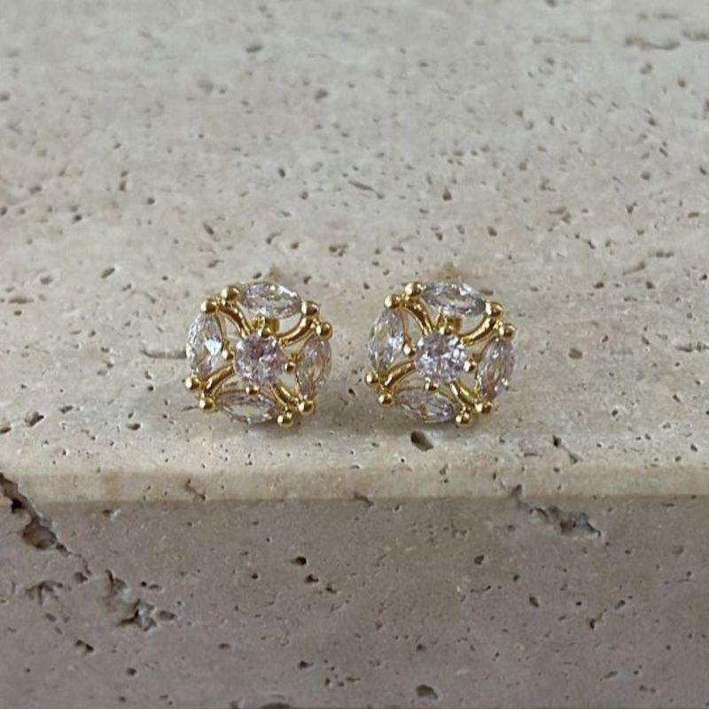 Brinco Flor Arredondada Zirconias