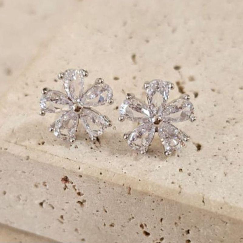 Brinco Flor Margarida Navetes Cristal R