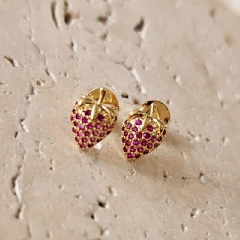 Brinco Morango Cravejado