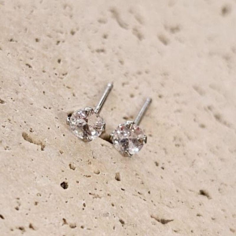 Brinco Ponto de Luz Redondo 4mm