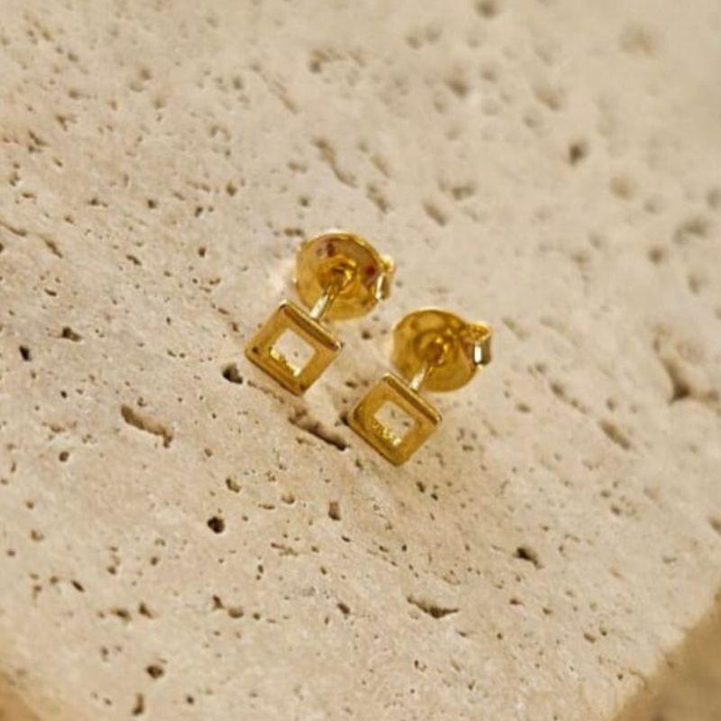 Brinco Quadrado Vazado Mini