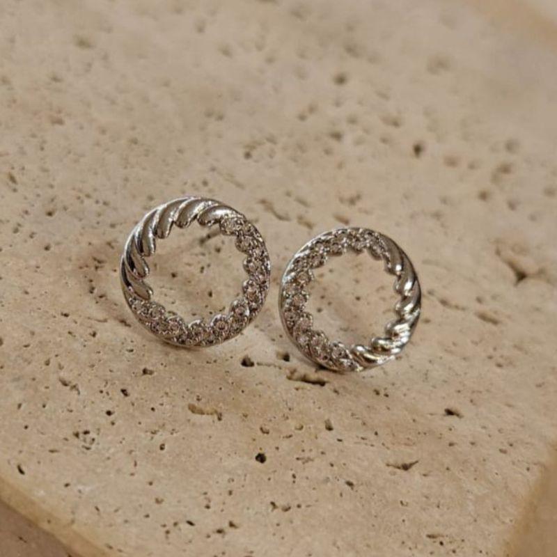 Brinco Aro Torcido e Cravejado