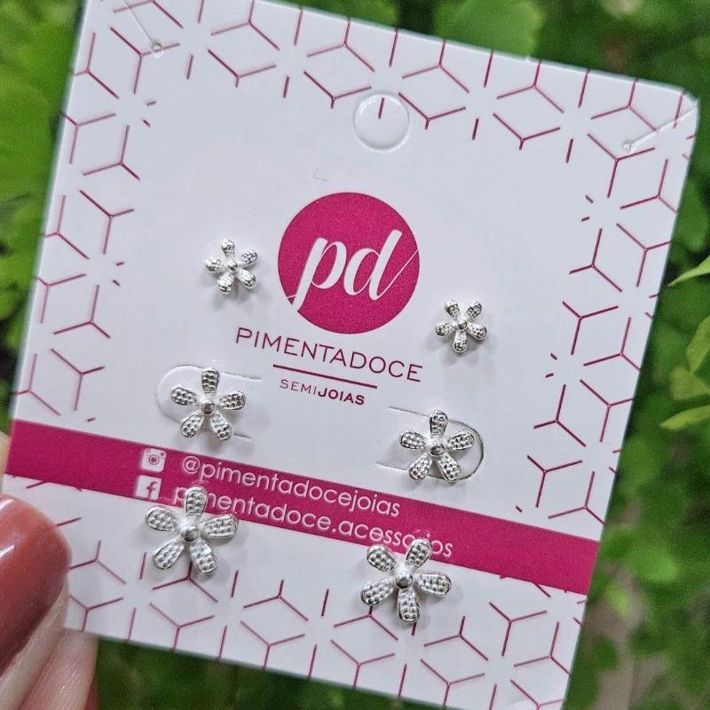 Brinco Fixo Flores Trab. Miolo Liso Prata