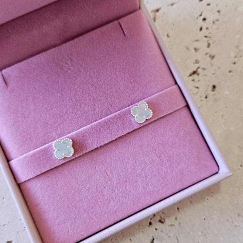 Brinco Trevo Madreperola Prata