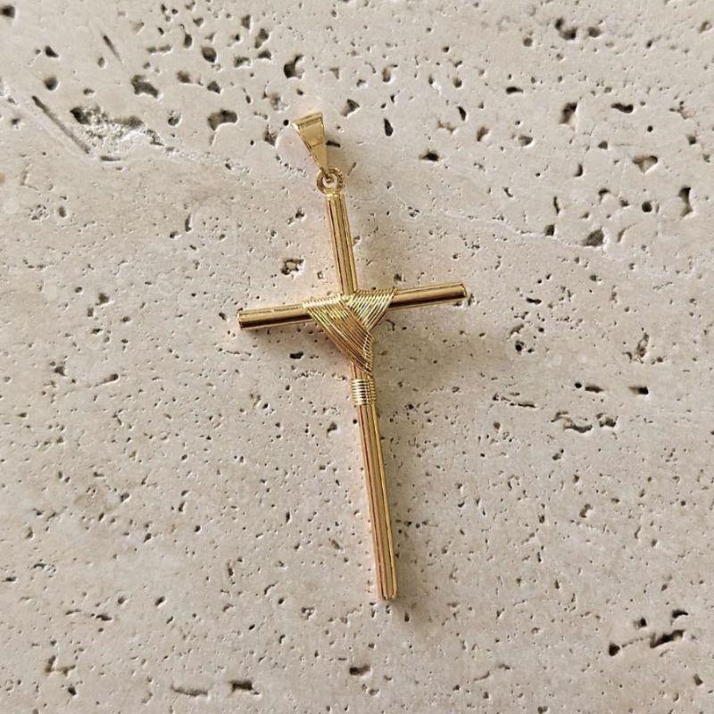 Pingente Cruz Amarrada (4x2,5cm)