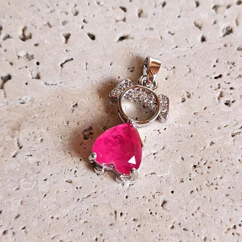 Pingente Menina Pedra Coração Pink (1,6x1,0cm)