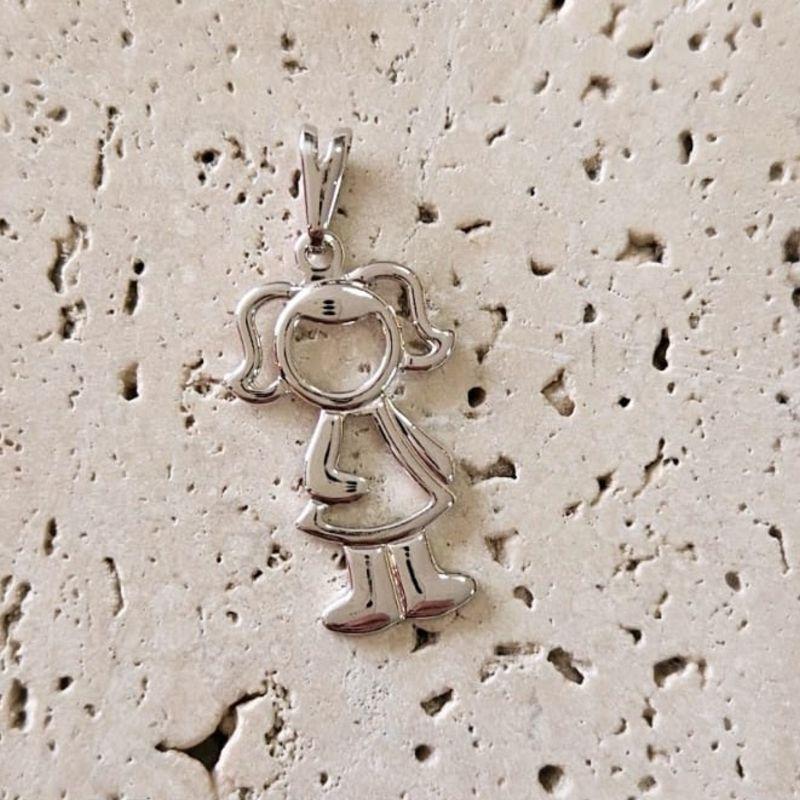 Pingente Menina Vazada (2,2x1,2cm)