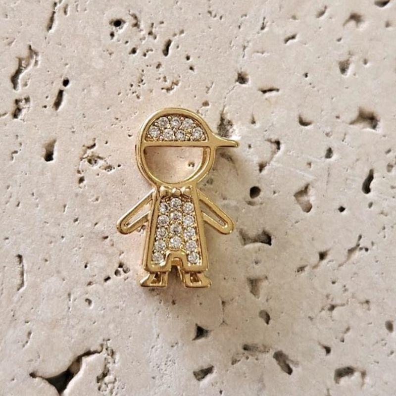 Pingente Menino de Boné Cravejado (1,5x1,0cm)