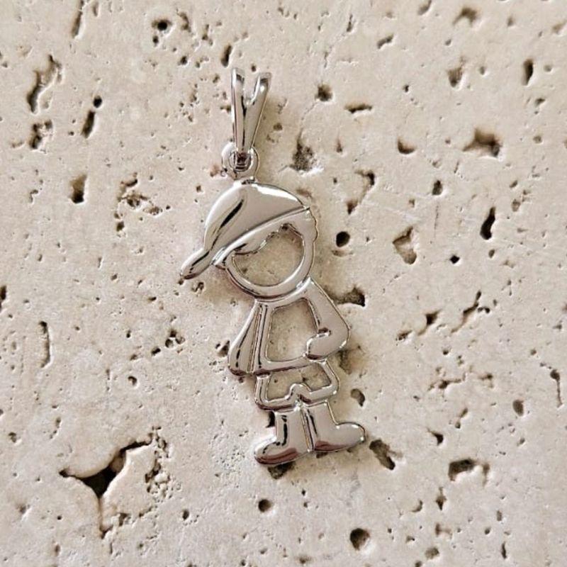 Pingente Menino de Boné Vazado (2,2x1,1cm)