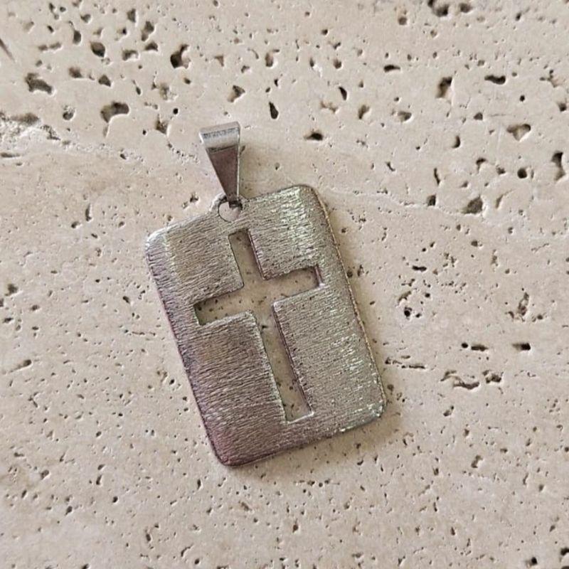 Pingente Placa Crucifixo Vazado  (2,6x1,8cm)