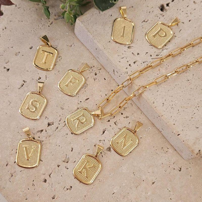 Pingente Placa Inicial Pequena (1,7x1,4cm)