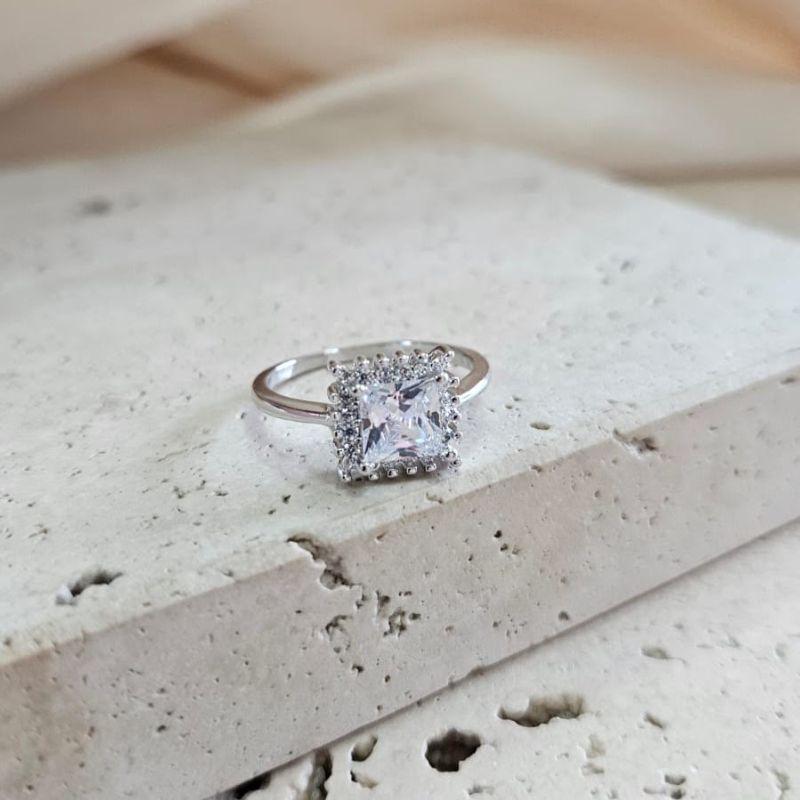 Anel Quadrado Grande com Zirconias em Volta