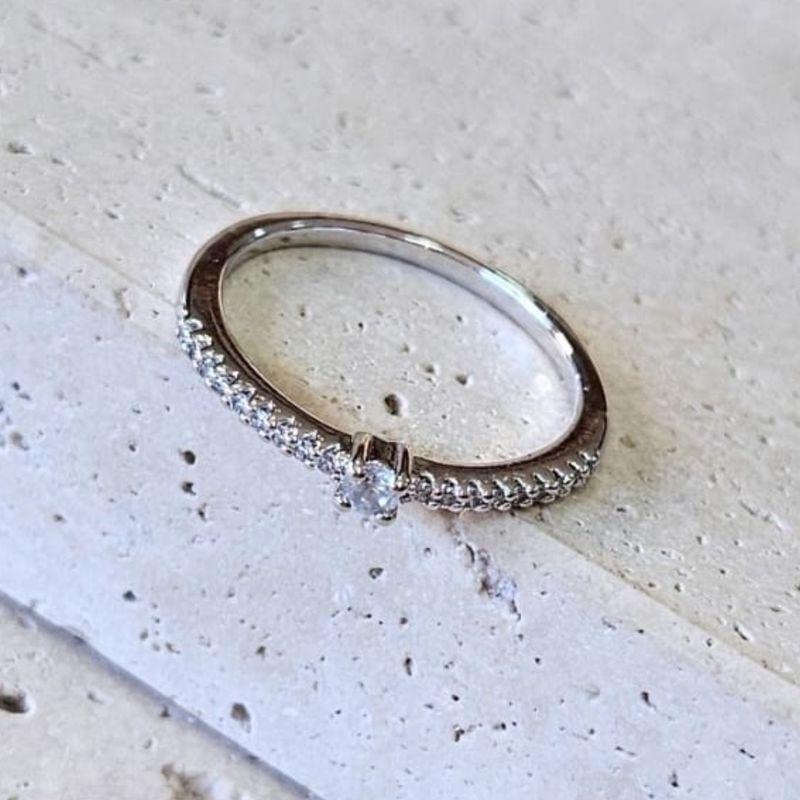 Anel Solitário Cravejado com Pedra Central