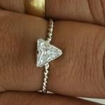 Anel Torcido Zirconia Triangular R