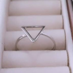 Anel Triangulo Vazada R
