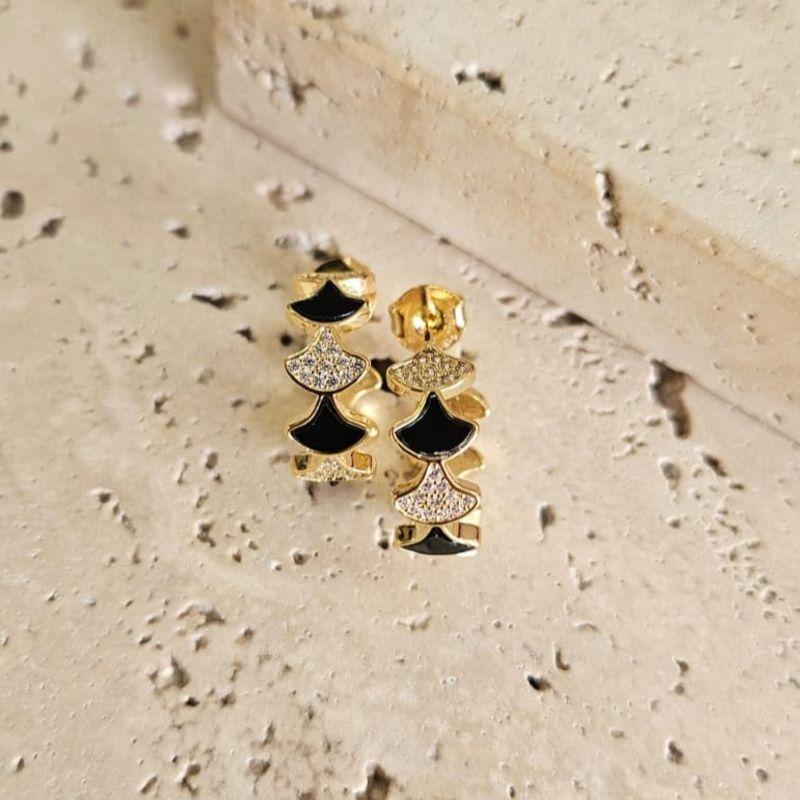 Brinco Argola Cravejada e Resina Preta