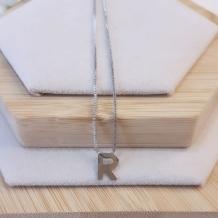 Gargantilha Letra R Mini