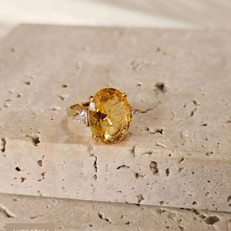 Anel Oval Amarelo com Triangulos na Lateral