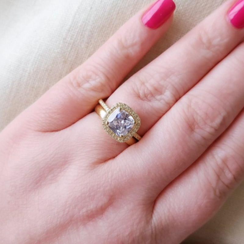 Anel Quadrado Caixa Alta Cravejado em Volta