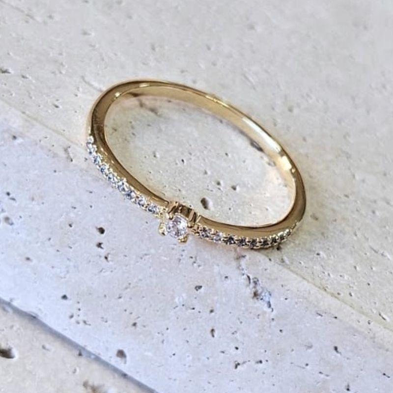 Anel Solitário Cravejado com Pedra Central