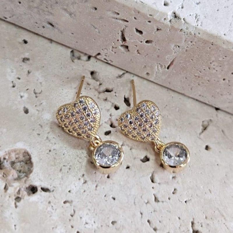 Brinco Coração Cravejado com Zirconia Pendurada