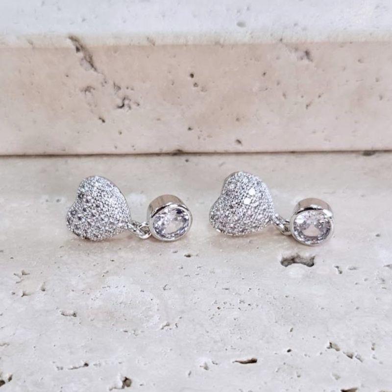 Brinco Coração Cravejado com Zirconia Pendurada