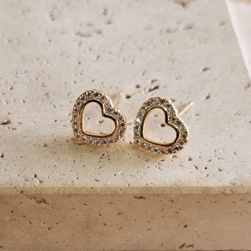 Brinco Coração Vazado e Cravejado