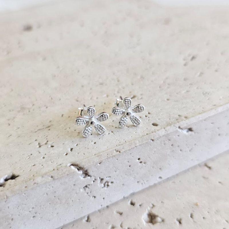 Brinco Fixo Flor Texturizada G Prata