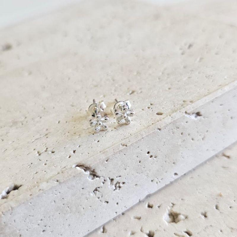 Brinco Fixo Flor Texturizada P Prata