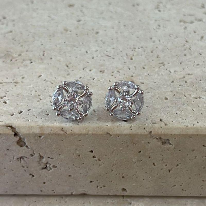 Brinco Flor Arredondada Zirconias