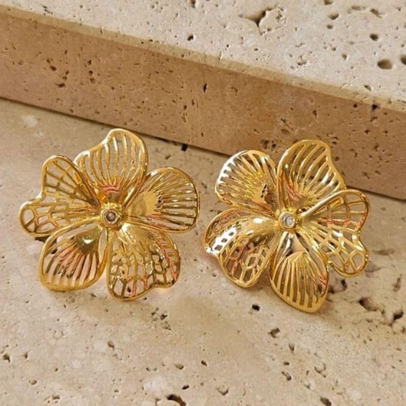 Brinco Flor Texturizada Miolo Zirconia