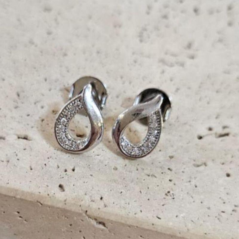 Brinco Gota Lisa e Cravejada