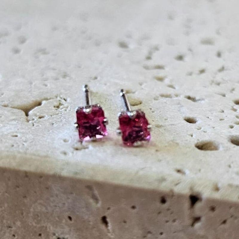 Brinco Quadrado Pedra Rosa Mini