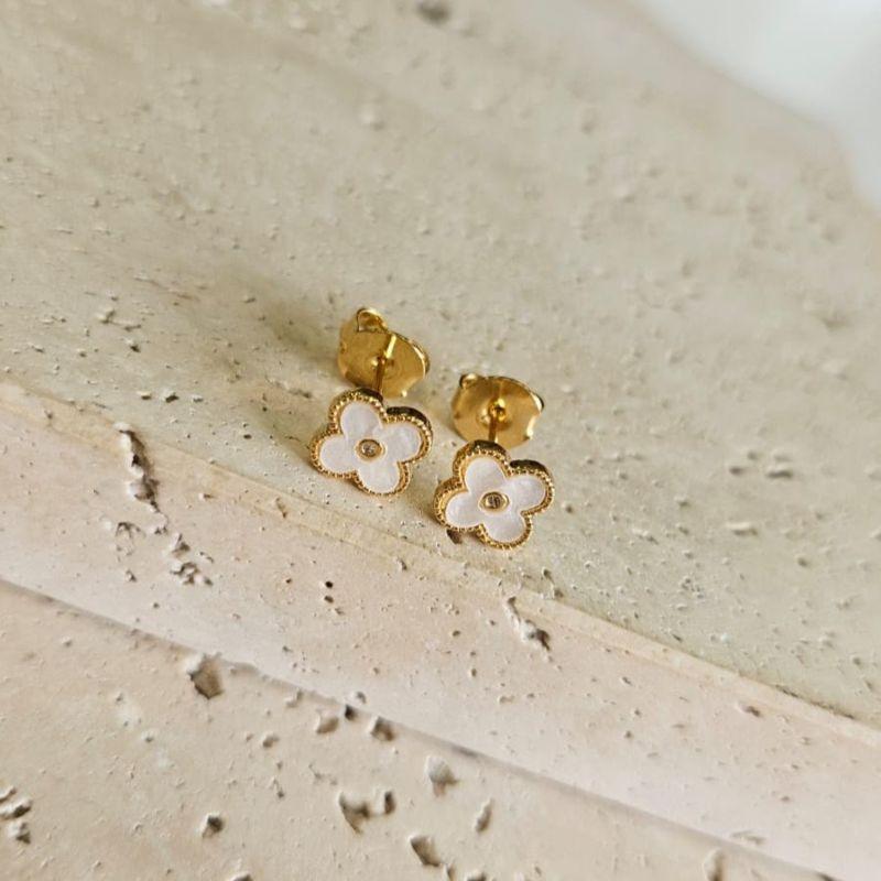 Brinco Van Cleef Cravejado Madreperola Peq