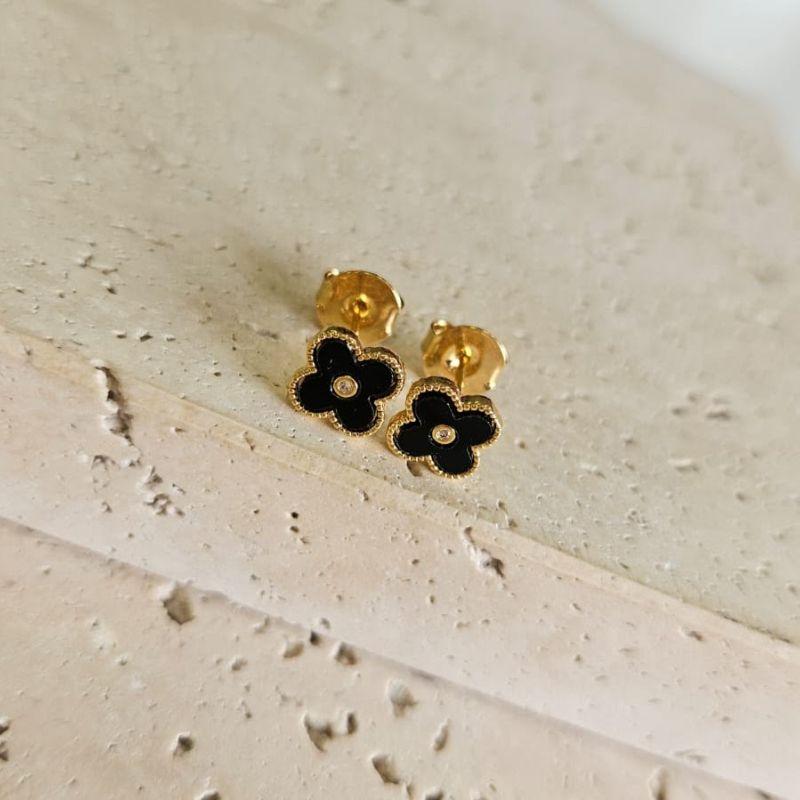 Brinco Van Cleef Cravejado Preto Peq