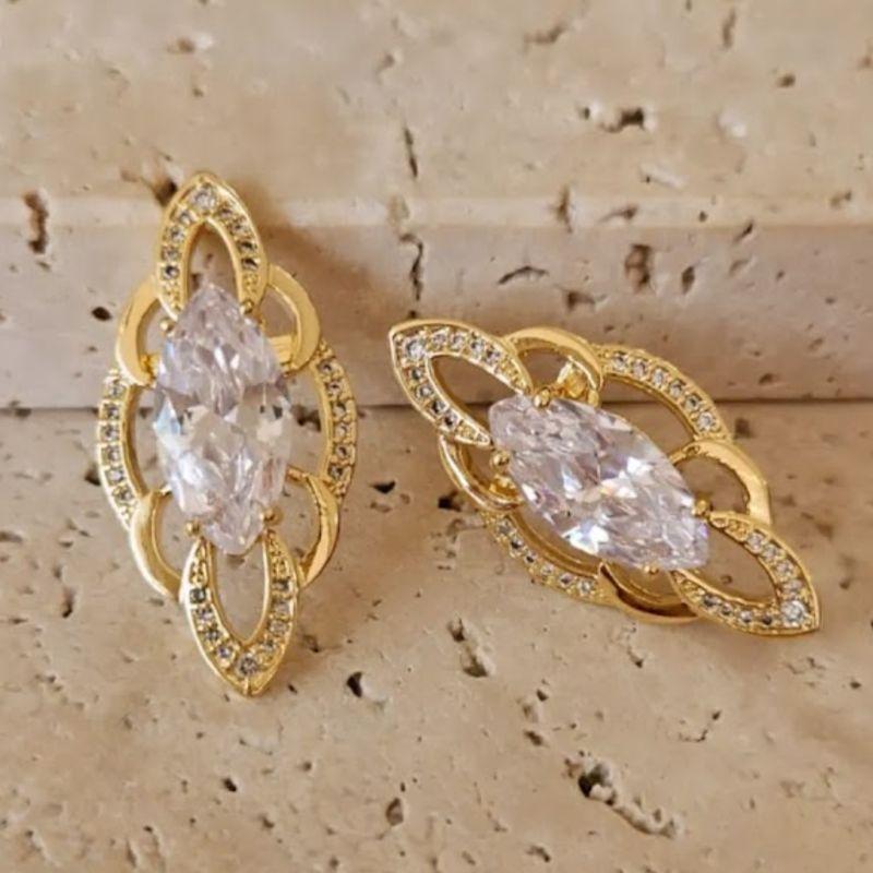 Brinco Zirconia Oval Cravejado Micro Zirconia