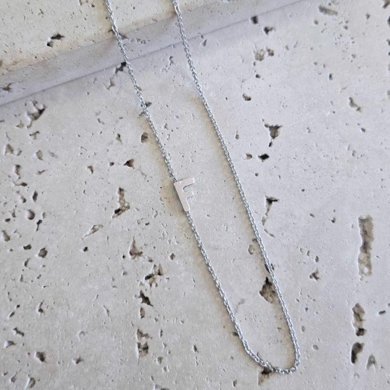 Gargantilha Letra F Tranversal 50cm