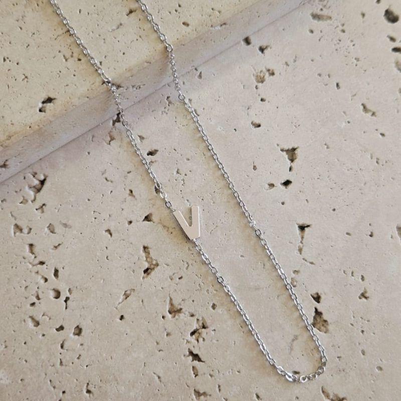 Gargantilha Letra V Tranversal 50cm