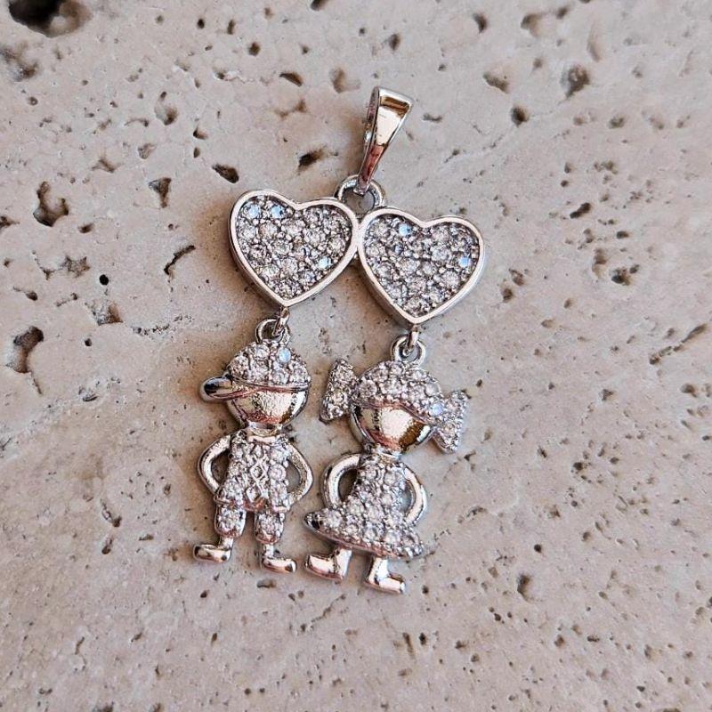 Pingente Casal Cravejado (2,5x1,7cm)