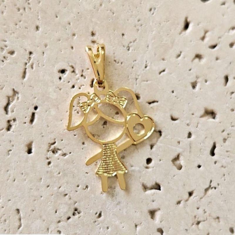 Pingente Menina Coração Chapinha (1,8x1,6cm)