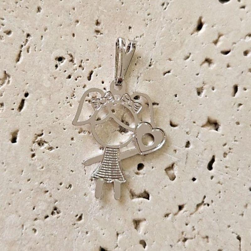 Pingente Menina Coração Chapinha (1,8x1,6cm)