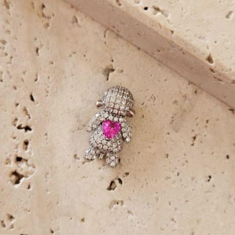 Pingente Menina Cravejado Pedra Rosa (1,8x1,0cm)