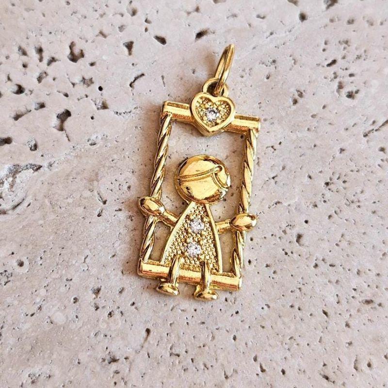 Pingente Menino no Balanço (2,5x1,8cm)