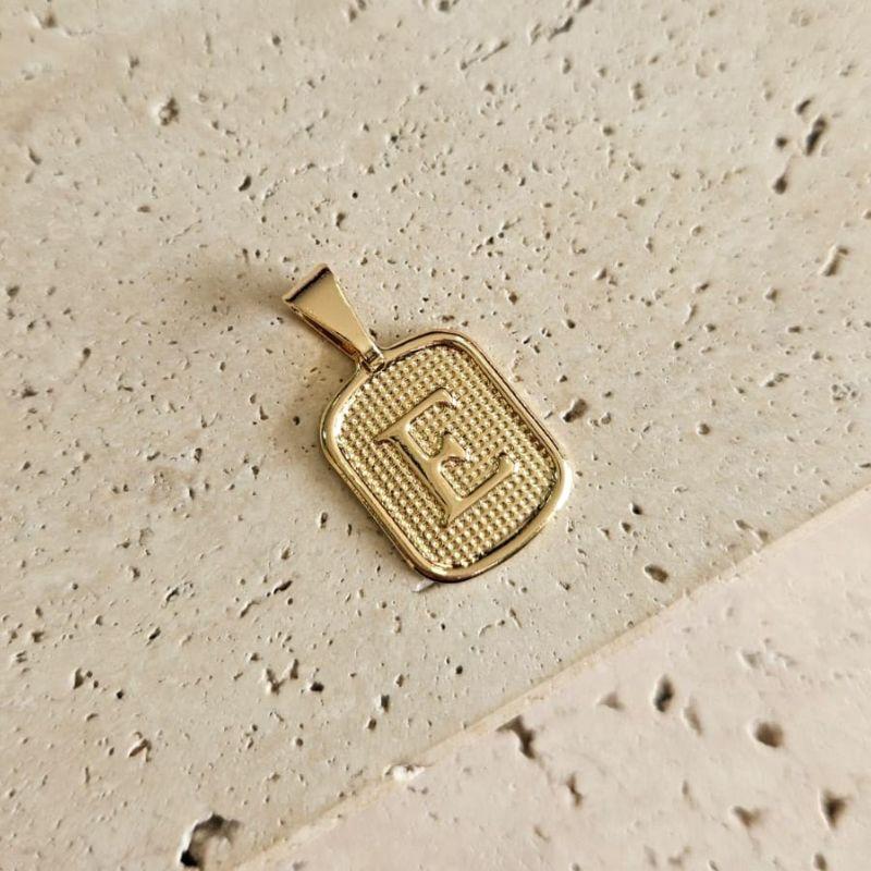 Pingente Placa Inicial E Pequena (1,7x1,4cm)