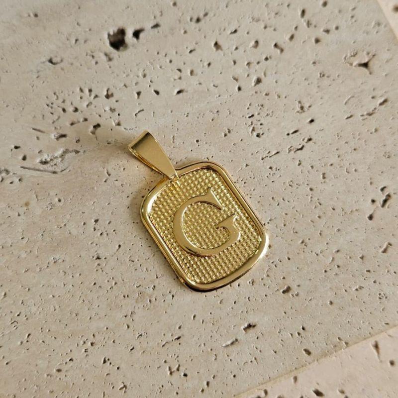 Pingente Placa Inicial G Grande (2,7x2,2cm)
