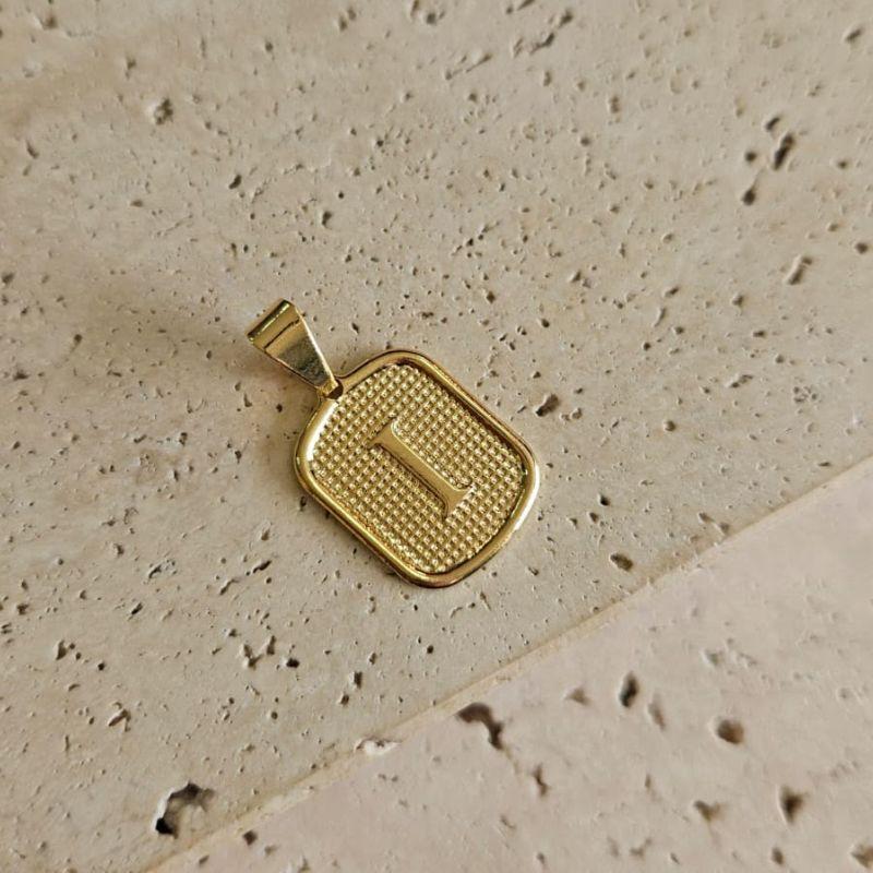 Pingente Placa Inicial I Pequena (1,7x1,4cm)