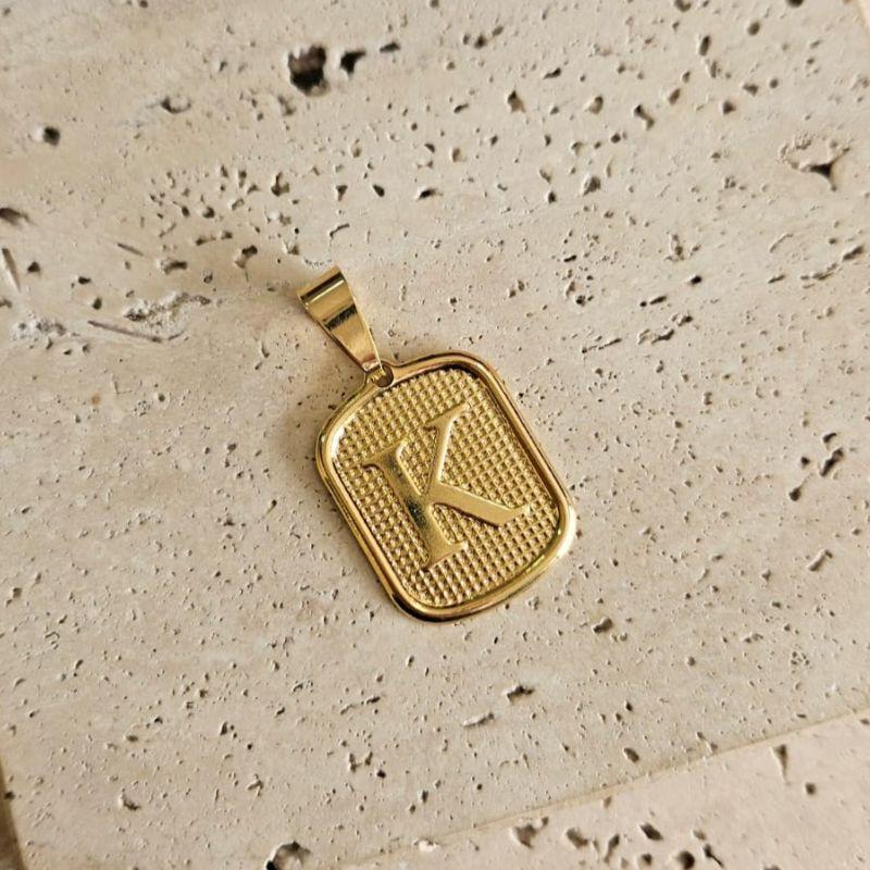 Pingente Placa Inicial K Grande (2,7x2,2cm)