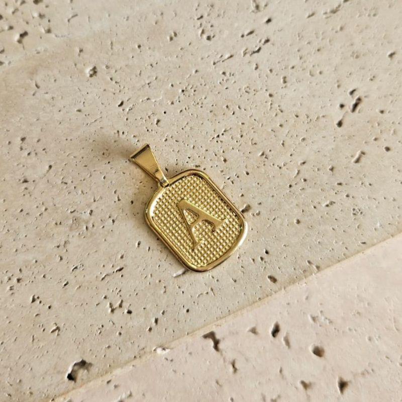 Pingente Placa Inicial A Pequena (1,7x1,4cm)